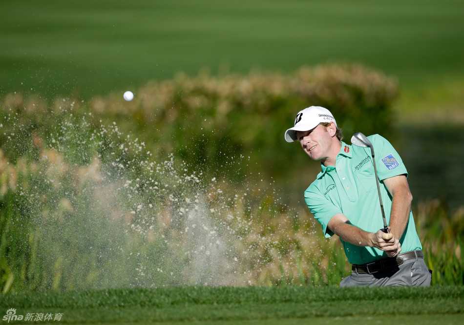 斯勒德克尔从沙坑中奋力一击，沙粒飞扬中小球直奔果岭目标
