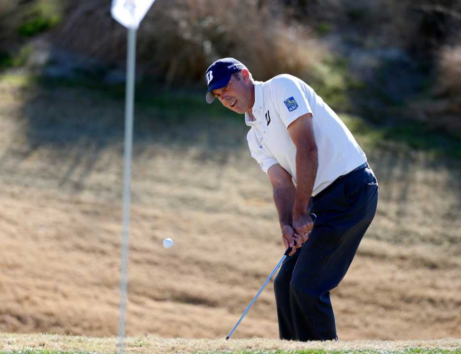 库查尔流畅完成切杆动作，小球沿预定轨迹飞向果岭旗杆