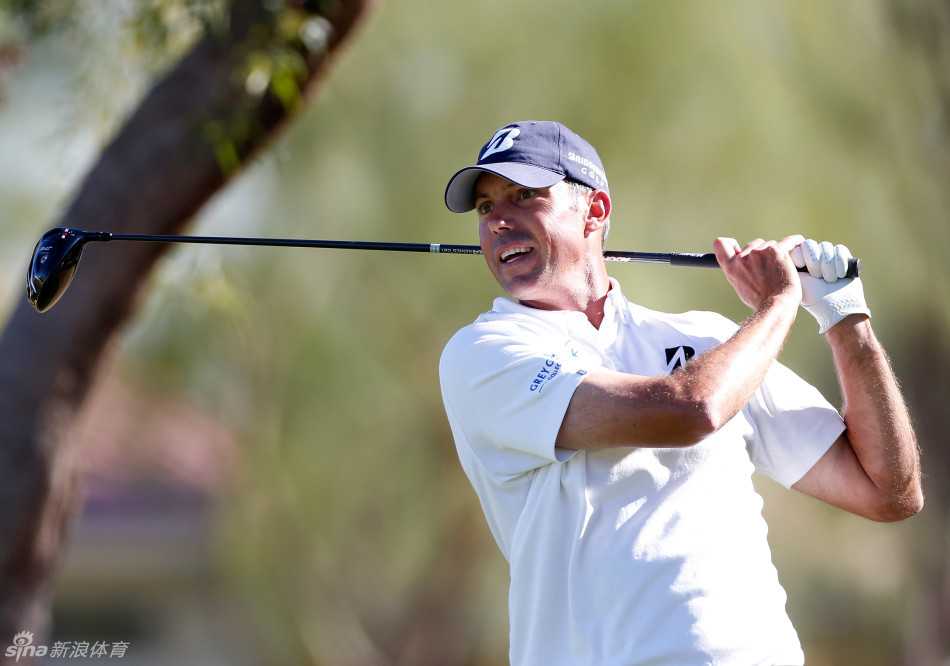 马特-库查尔全神贯注凝视果岭，精准计算切球路线与落点