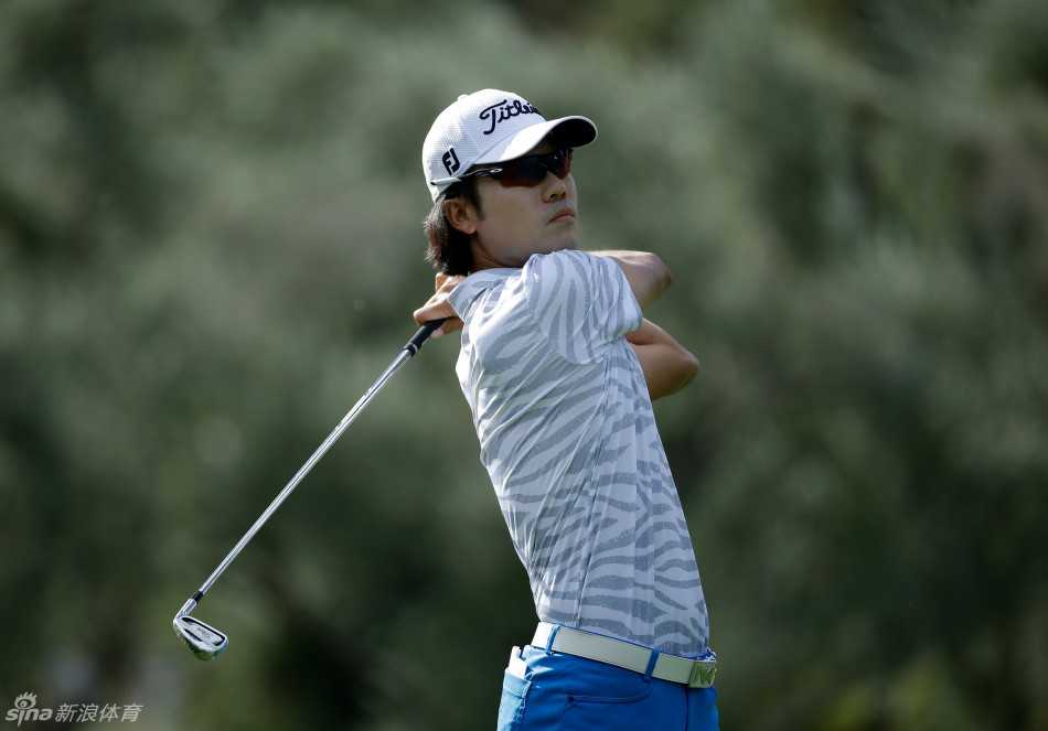 尼克-泰勒完美收杆姿态平衡，彰显职业挥杆的控制与稳定