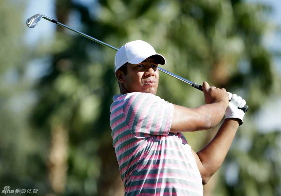 乔纳森-维加斯全力开球，身体充分扭转展现力量与协调之美