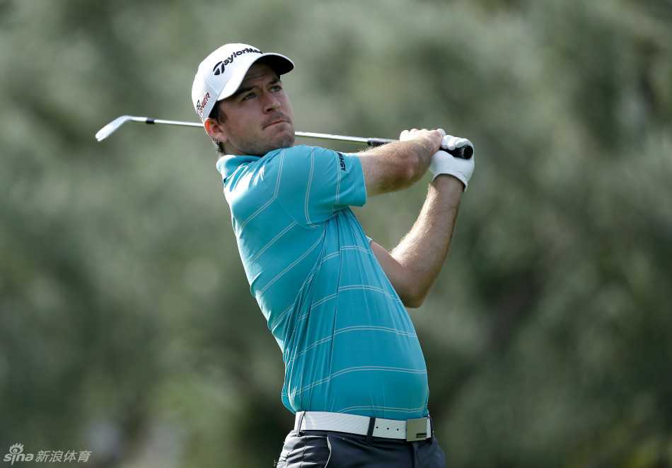 查德-柯林斯挥杆瞬间力量迸发，草屑飞扬中球直冲云霄