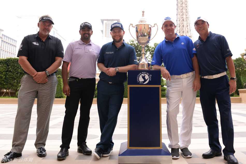 澳门高球公开赛群星璀璨 顶级高手齐聚濠江争锋 赛事新闻发布会现场星光熠熠,各国球星面带微笑齐聚一堂,背景板上的赛事标志格外醒目。