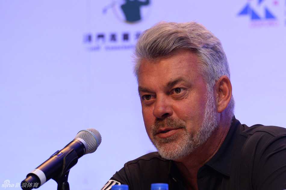 澳门高球公开赛群星璀璨 顶级高手齐聚濠江争锋 斯科特·亨德与张连伟在发布会后起身,两人相视而笑,仿佛在进行赛前的友好互动。