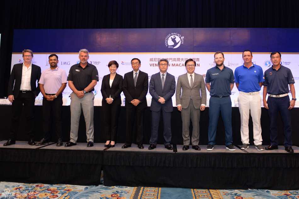 澳门高球公开赛群星璀璨 顶级高手齐聚濠江争锋 北爱尔兰名将达伦·克拉克与印度球星安尼班·拉西里在镜头前握手致意,笑容亲切,体现赛场的友谊与尊重。