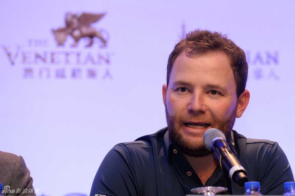 澳门高球公开赛群星璀璨 顶级高手齐聚濠江争锋 卫冕冠军斯科特·亨德在新闻发布会上面带自信微笑,似乎正从容回答记者提问,展现出冠军气场。