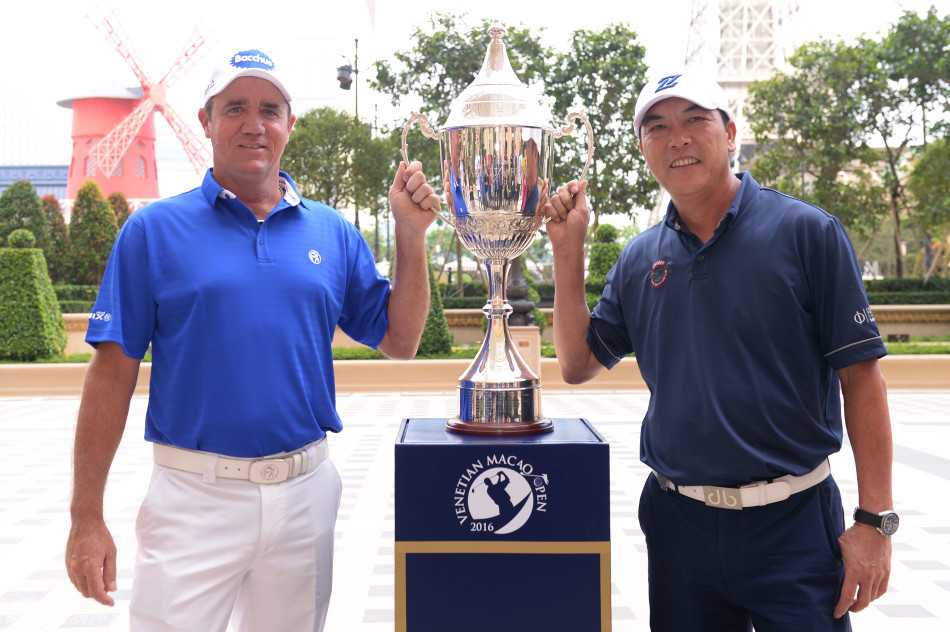 澳门高球公开赛群星璀璨 顶级高手齐聚濠江争锋 一众参赛球星在发布会结束后集体合影留念,场面盛大,展现出赛事国际化的高水准阵容。