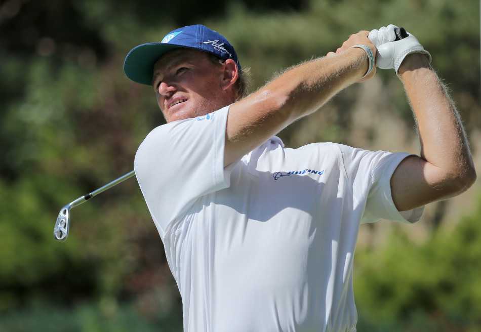 麦克罗伊在新闻发布会上面带从容微笑，正专注地回答媒体提问。