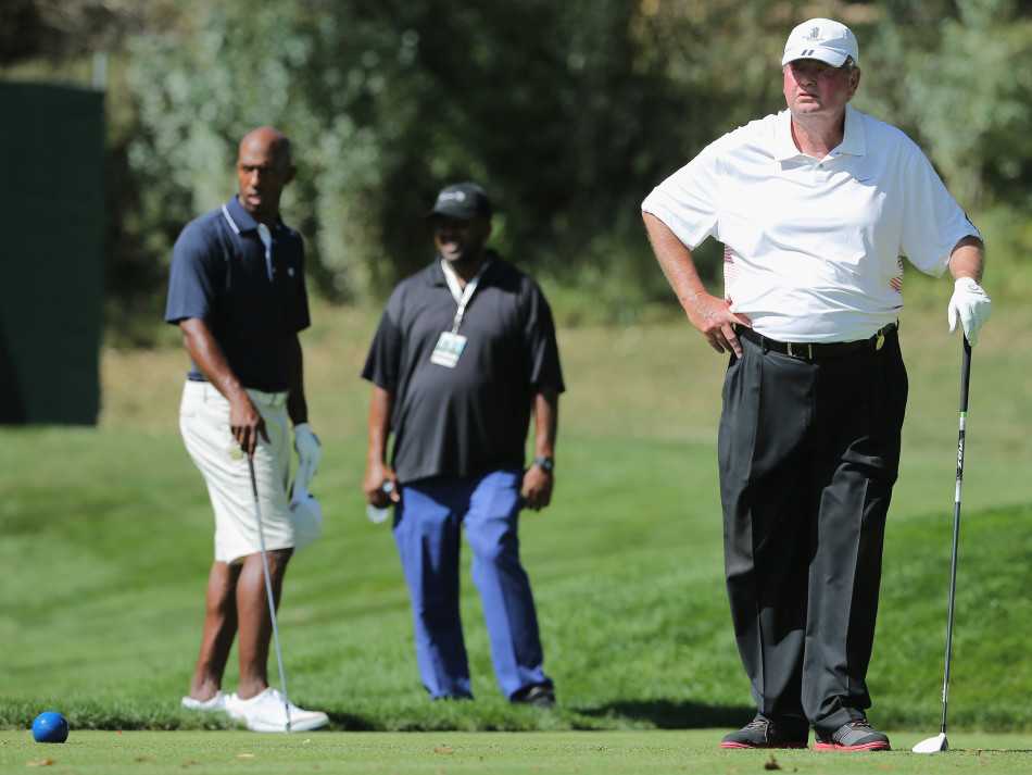 绰号雄狮的高尔夫名将厄尼·埃尔斯在练习果岭上沉稳推杆，为比赛做最后准备。