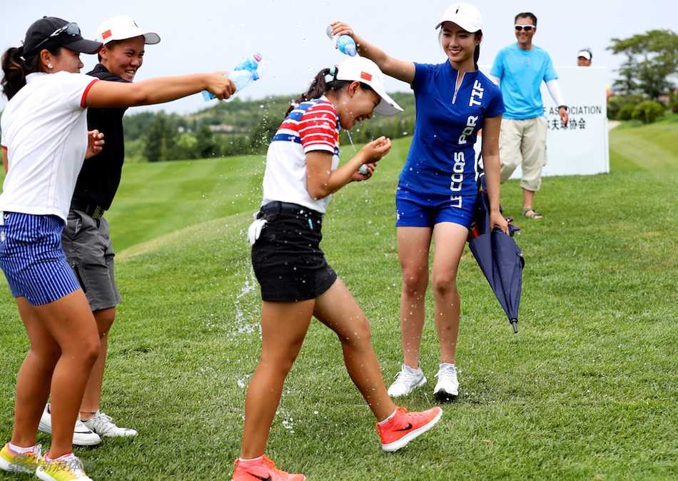 亚军球员与颁奖嘉宾在台上合影，虽略显遗憾但依然保持风度和笑容。