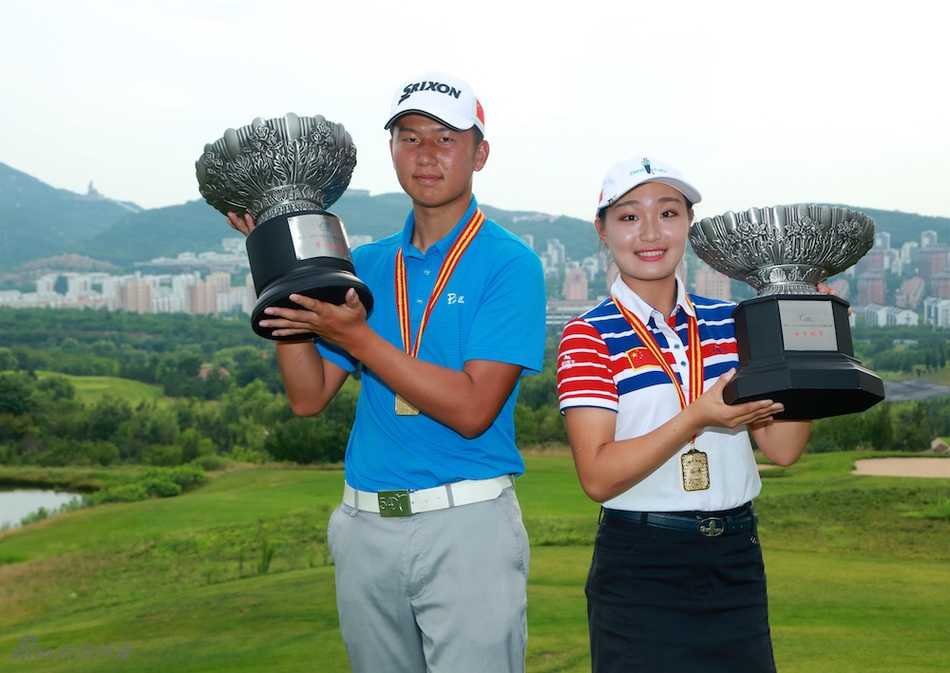 杜墨含面带微笑接受冀怡帆的拥抱祝福，两位年轻球员的友情在赛场上熠熠生辉。