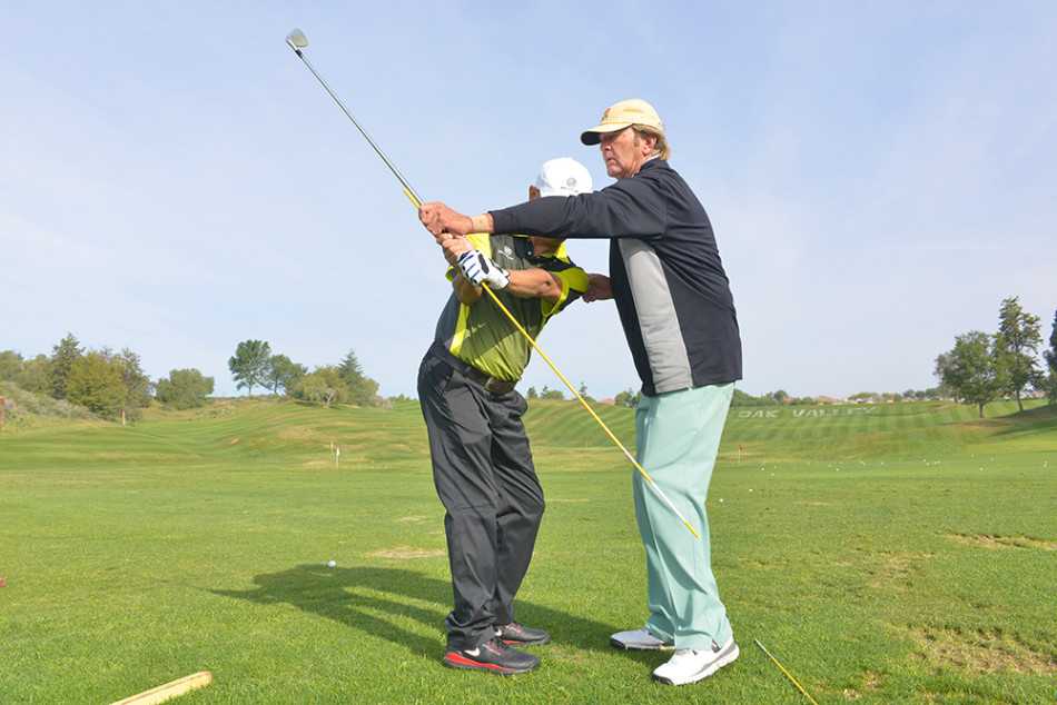 三位别克车主学员呈三角站位，在果岭环旁专注练习切杆，绿草如茵的背景与她们色彩鲜艳的运动装形成鲜明对比