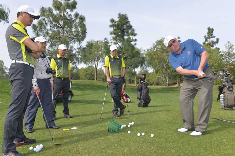 教学结束后，全体教练与学员在果岭上并肩合影，笑容灿烂，背后是沐浴在金色夕阳下的广阔球场