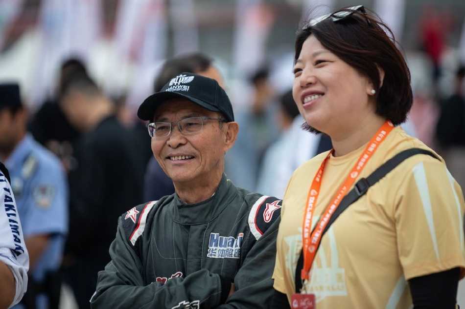 瀚海逐梦·引擎轰鸣——二〇二三年环塔拉力赛开幕盛典纪实 维修区内,机械师们正挥汗如雨地抢修赛车,专注的神情仿佛在进行一场精密的外科手术。