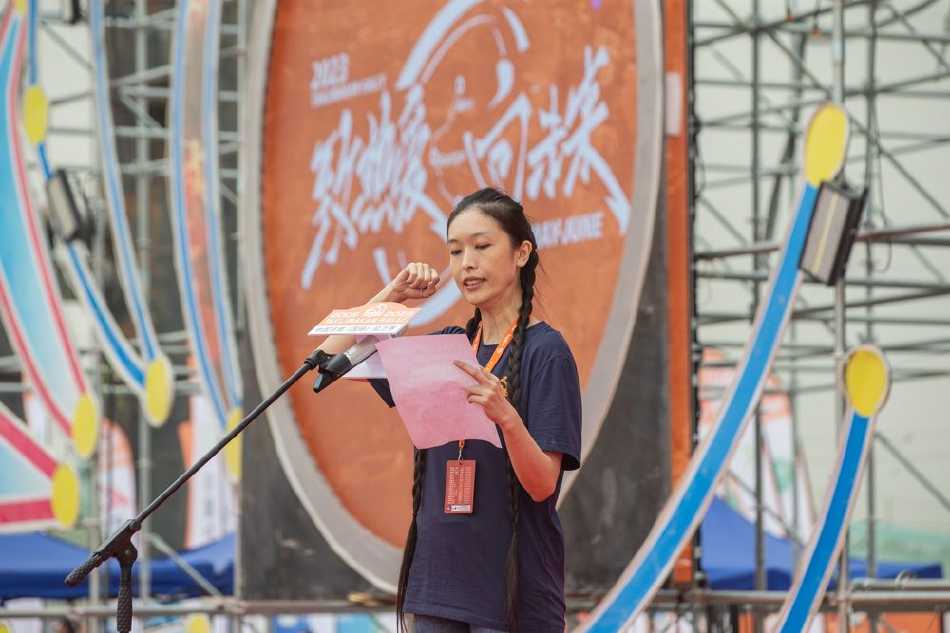 瀚海逐梦·引擎轰鸣——二〇二三年环塔拉力赛开幕盛典纪实 冠军车手站在颁奖台上,香槟的泡沫与金色的沙粒一起飞扬,胜利的喜悦感染着现场的每一张脸庞。