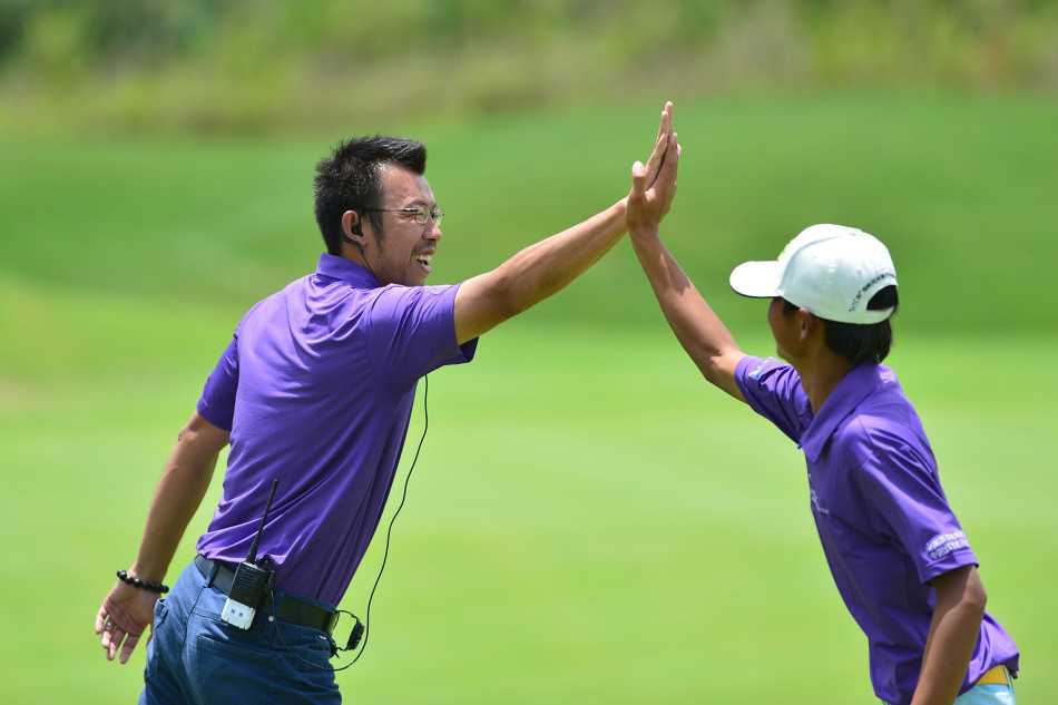 身着粉色上衣的刘艳在比赛中面露微笑，展现出良好的竞技状态和放松的心态。