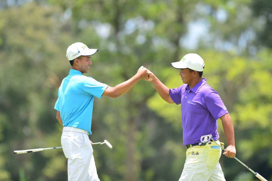 果岭边的博弈与情谊青少年高尔夫赛事中的专注时刻与团队精神 球员侧身专注于推杆准备,阳光洒在果岭上,营造出紧张而宁静的比赛氛围。