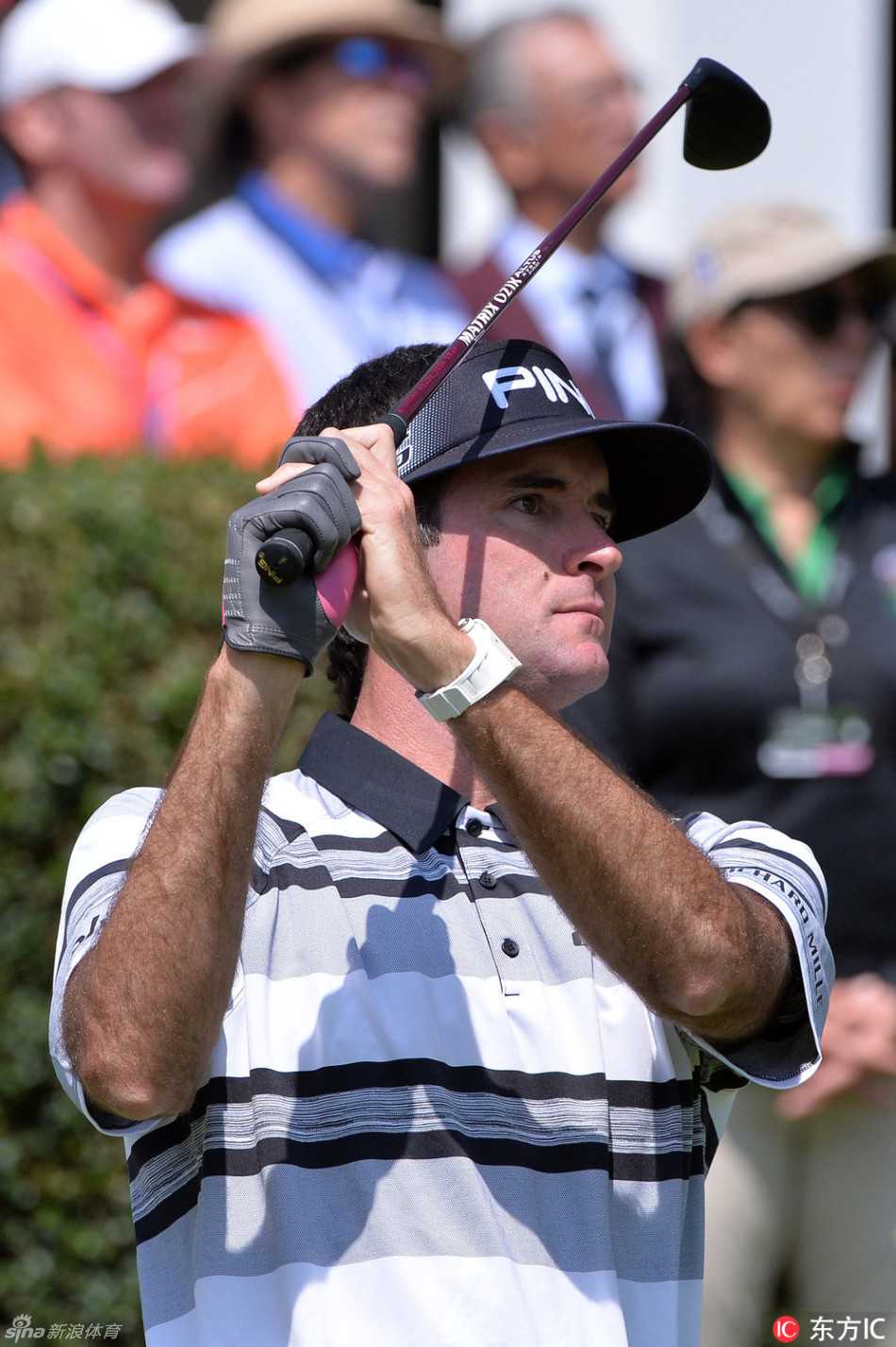 巴巴·沃森在发球台上全力开球，独特的粉红色球杆在空中划出一道弧线，力量与美感兼具。