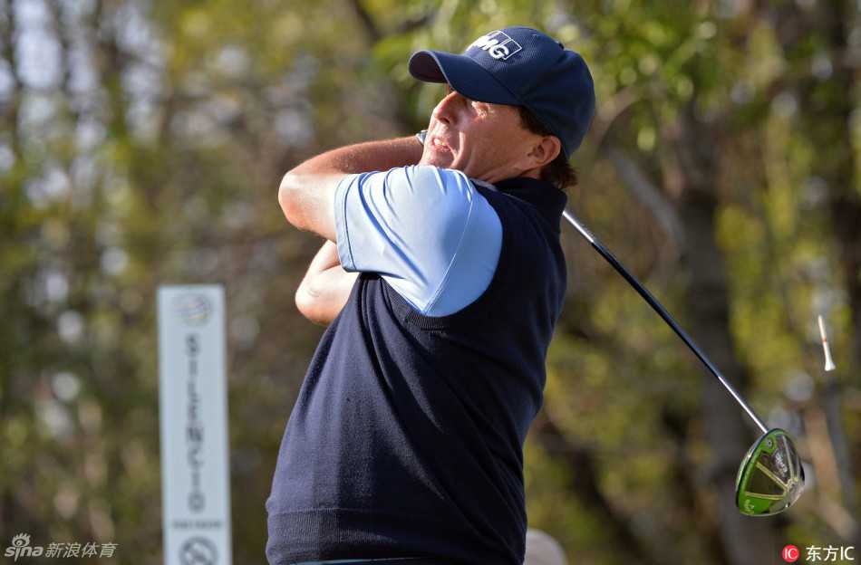 松山英树在决赛轮中眼神专注地审视果岭线路，他正准备推出一记关键推杆，全场观众屏息以待。