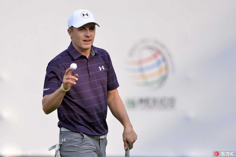 达斯汀·约翰逊在球道上大力挥杆，身体展现出的惊人爆发力与协调性，尽显其作为长打王的霸主风范。