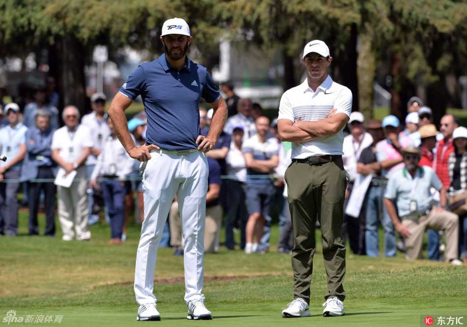 菲尔·米克尔森在成功击球后，标志性地向观众露出灿烂笑容并竖起大拇指，尽显‘人民冠军’的亲民与魅力。