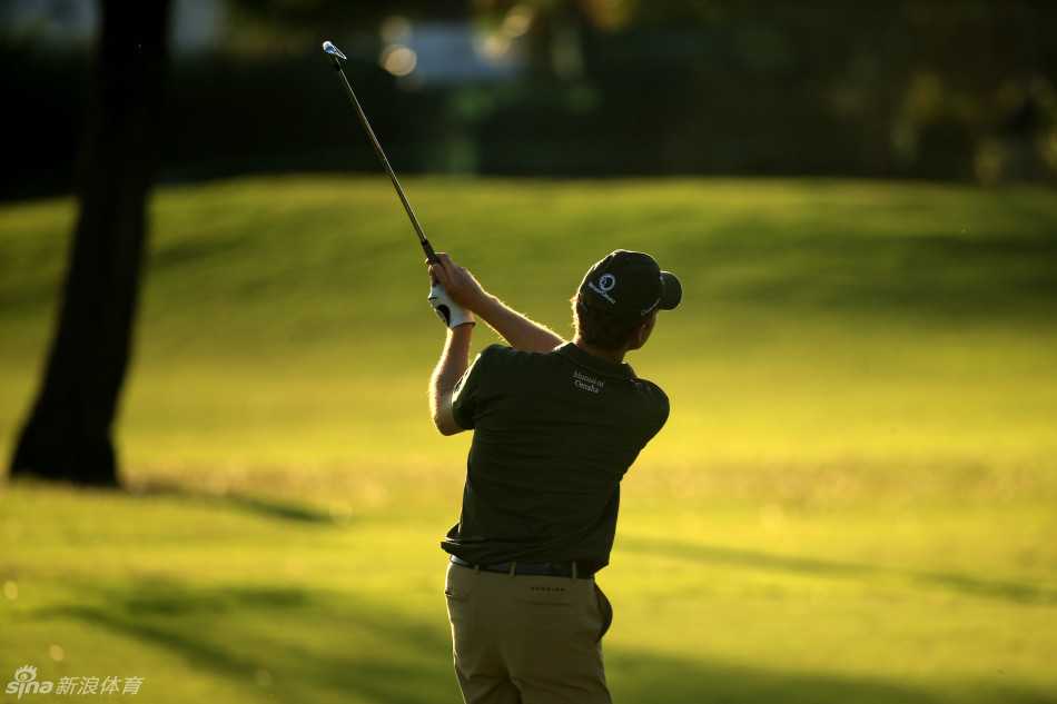 果岭风云际会 挥杆展现豪情 球员与裁判共同查看球位,就规则适用情况进行严肃而专业的讨论