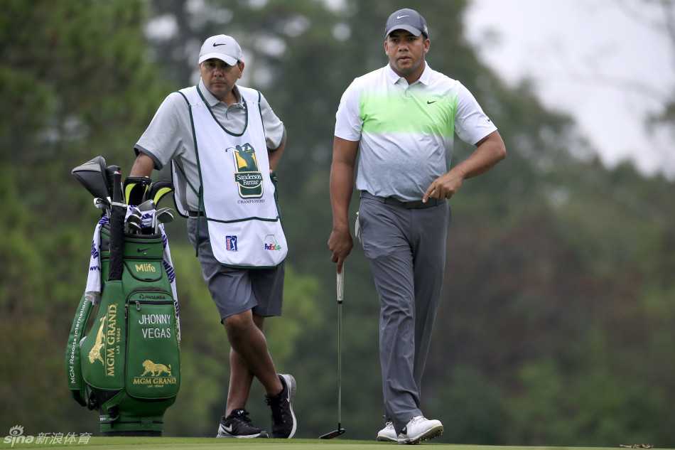 果岭风云际会 挥杆展现豪情 美国选手尼克-泰勒跪地仔细观察果岭坡度,为关键推杆做最后准备