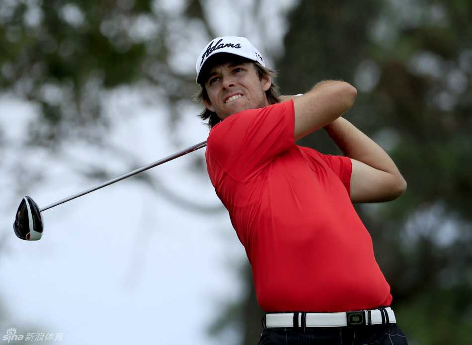 果岭风云际会 挥杆展现豪情 选手在晨光中挥杆击球,小白球划破天际飞向远方的果岭