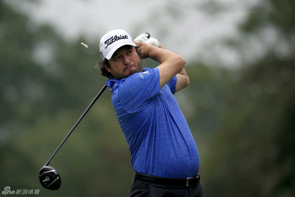 果岭风云际会 挥杆展现豪情 韩国高尔夫名将崔京周在果岭边沉思,评估推杆路线与草纹影响