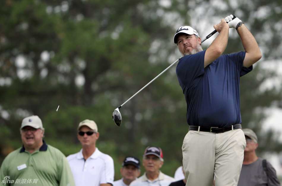 果岭风云际会 挥杆展现豪情 澳大利亚名将亚伦-巴德利全神贯注完成一记精准开球,身体曲线展现完美发力姿态