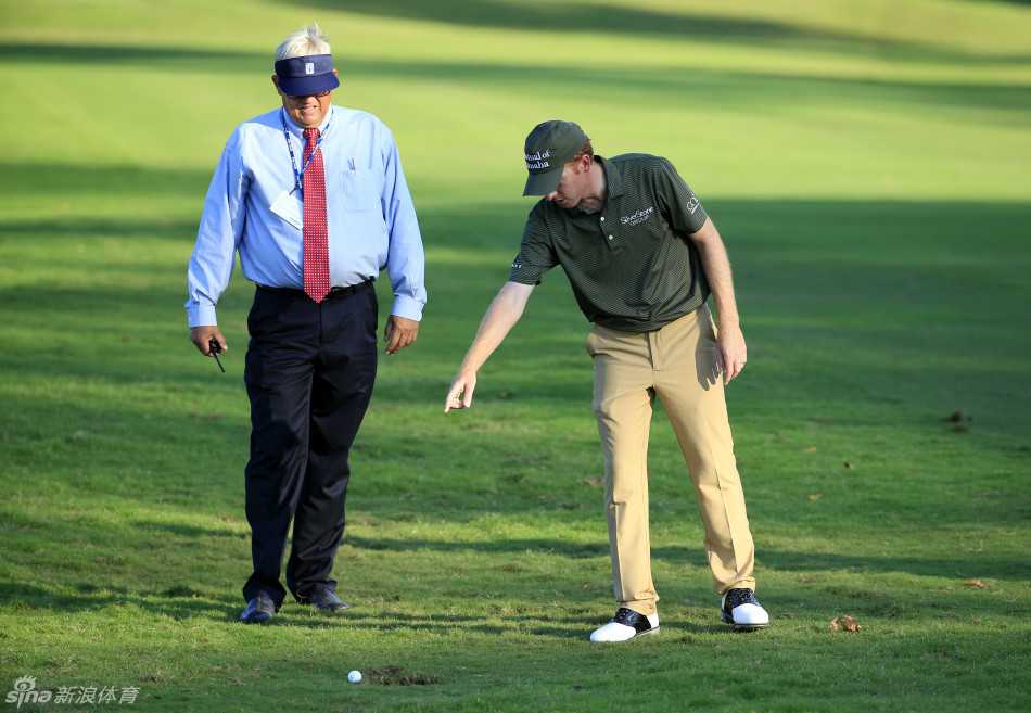 果岭风云际会 挥杆展现豪情 夕阳下球员结束比赛,与球童并肩走向会所,留下长长的身影