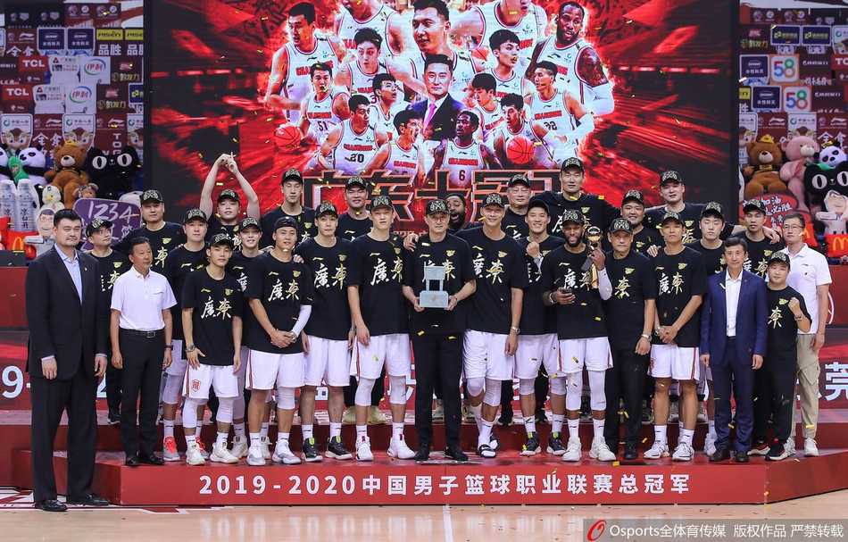 中国篮协主席姚明面带微笑，将象征着CBA最高荣誉的冠军鼎递到广东男篮主教练杜锋手中。杜锋指导双手紧握奖杯，眼神中透露出历经风雨后的坚毅与感慨。