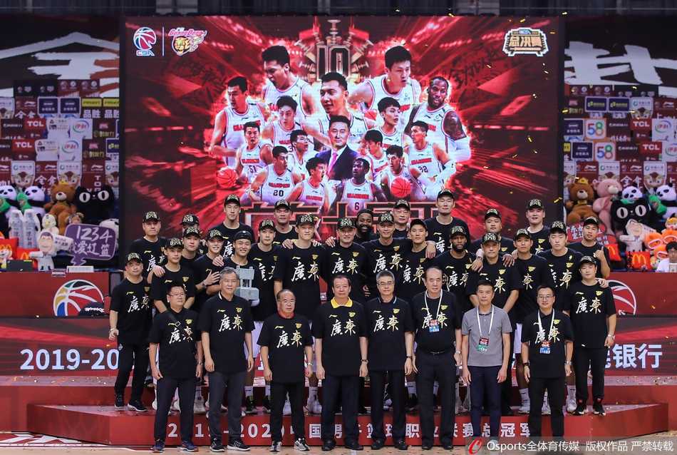 广东队外援索尼·威姆斯荣膺总决赛最有价值球员，他高高举起FMVP奖杯，神情激动。整个赛季，他都扮演着球队最锋利的箭头，用无解的中投和突破一次次撕开对手的防线。