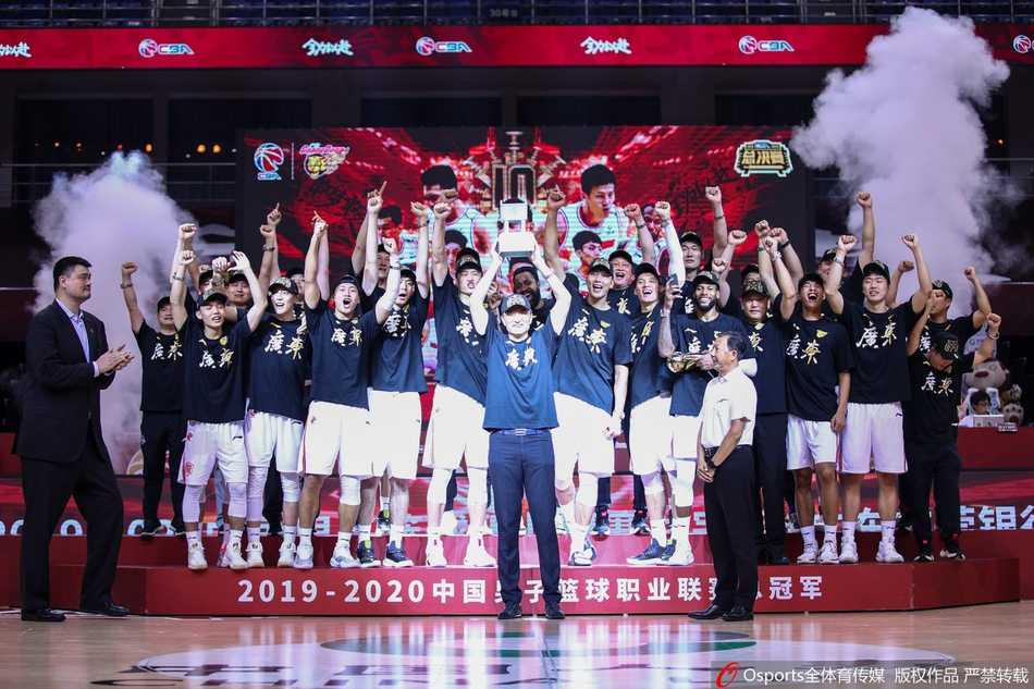 队长周鹏在颁奖仪式上手握冠军奖牌，神情自豪而坚定。作为球队的定海神针，他在赛季初因伤缺阵，但在最关键的季后赛火线回归，并用稳定的发挥为球队保驾护航。