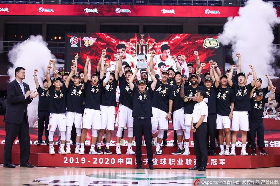 苏伟背着因伤无法行走的易建联出现在颁奖现场，这一幕感动了无数人。易建联坐在队友宽厚的背上，尽管伤病让他眉头微蹙，但眼神中依然带着夺冠的喜悦和对队友的感激。