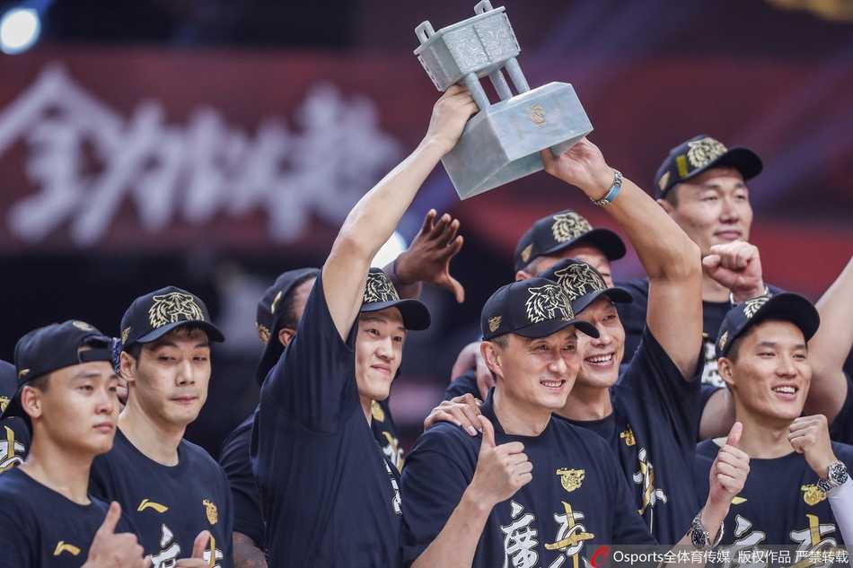 广东男篮全体成员在领奖台上共同庆祝夺得队史第十冠，金色的雨在空中飘落，队员们互相拥抱，击掌相庆。画面中每个人的笑脸，都定格了这个属于广东篮球的荣耀之夜。