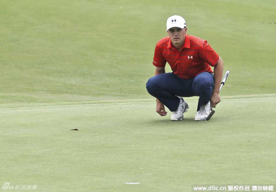 果岭风云:冠军角逐间的专注与瞬间 马修·琼斯蹲在沙坑边缘,如雕塑般专注地审视着球位与果岭地形,寻找救球的最佳路径。