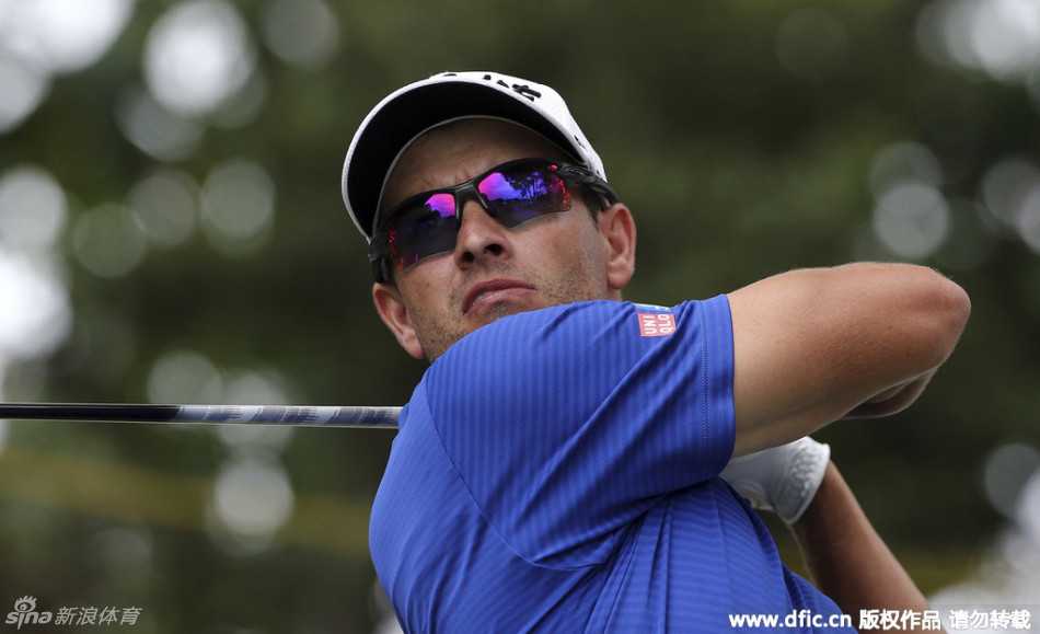 果岭风云:冠军角逐间的专注与瞬间 马修·琼斯在第十三洞发球台全力挥杆,身体扭转出充满力量的线条,小球向着险峻的落点呼啸而去。