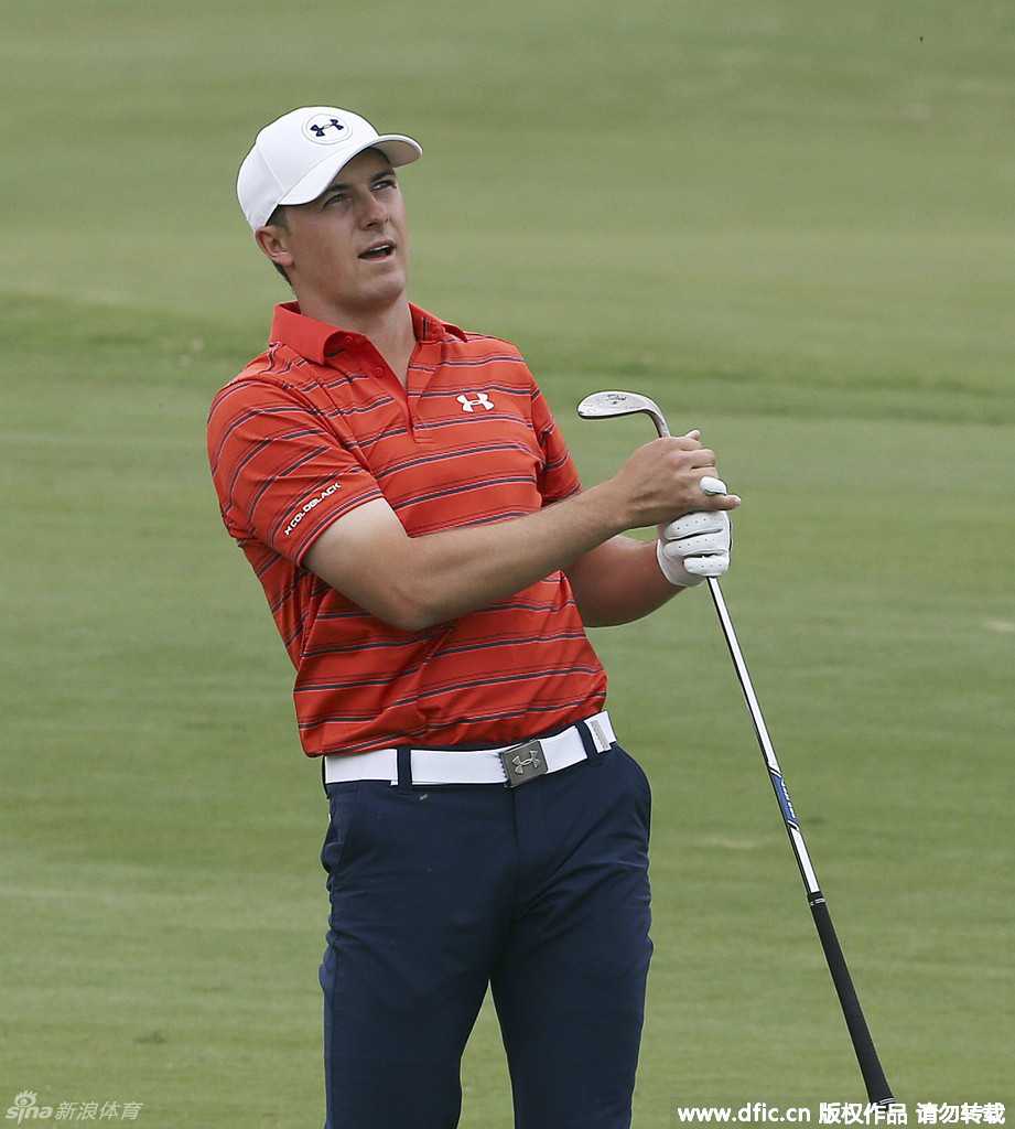 果岭风云:冠军角逐间的专注与瞬间 乔丹·斯皮思目光如炬,凝视着划过湛蓝天空的高尔夫球,身影在阳光下显得格外坚定。