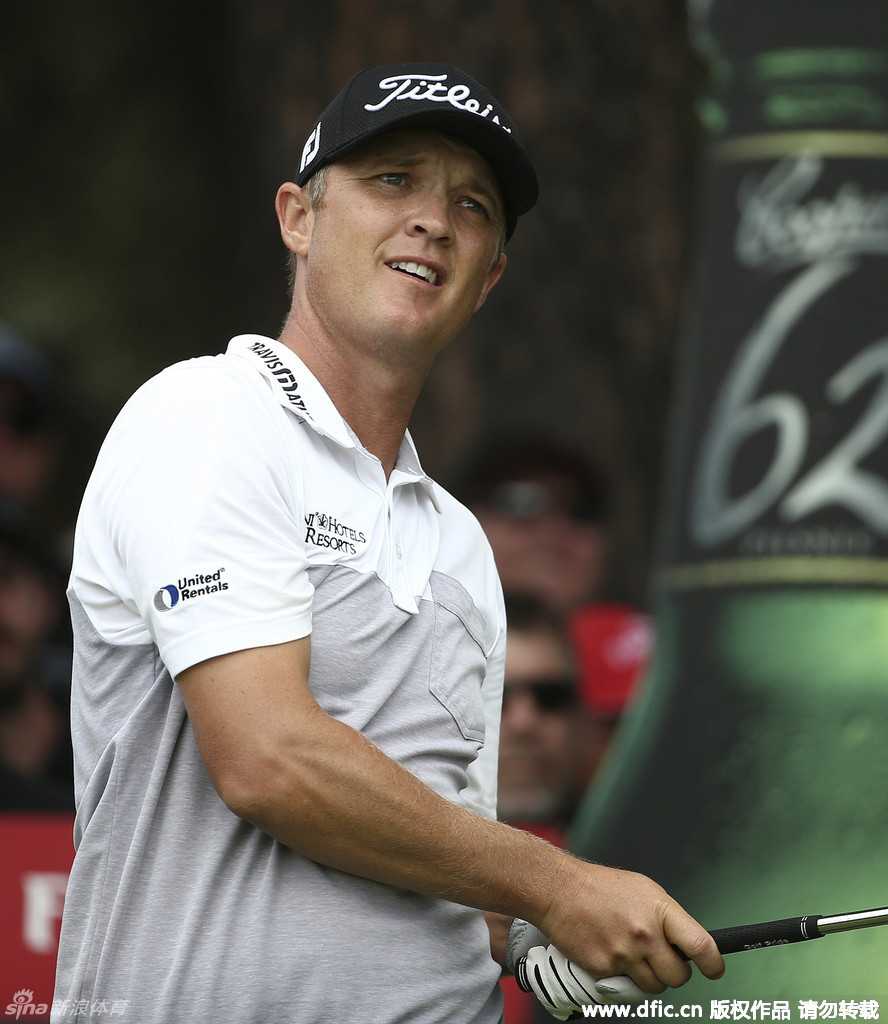 果岭风云:冠军角逐间的专注与瞬间 高尔夫球杆击中球瞬间,翠绿的草皮如浪花般溅起,凝聚着爆发力的动态美感。