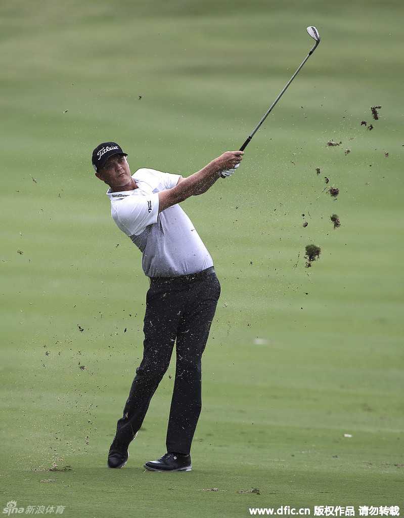 果岭风云:冠军角逐间的专注与瞬间 亚当·斯科特在果岭上双手扶膝,低头审视推杆线路,阳光洒在他沉静而认真的侧脸上。