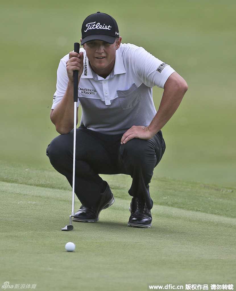 果岭风云:冠军角逐间的专注与瞬间 马修·琼斯从沙坑中成功救球后,小球优雅地飞向果岭,背景是他完成随挥动作的飒爽身姿。