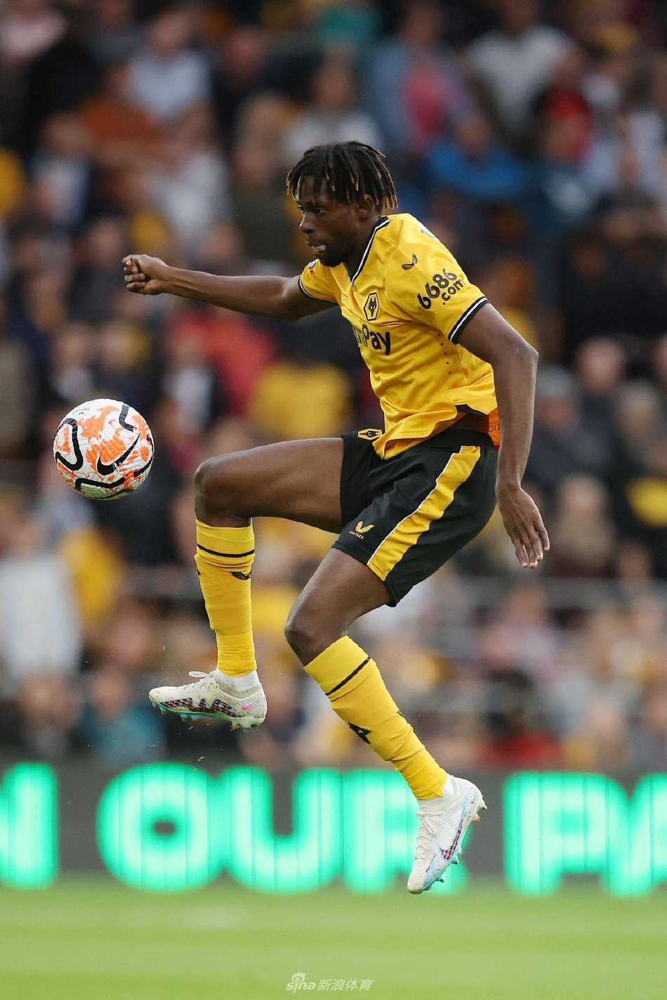 卢顿门将飞身扑救：夜幕下，守门员的身体完全舒展，像一只敏锐的猎鹰扑向猎物，单手将势在必得的射门奋力托出，瞬间成为球队防线最坚实的守护神。