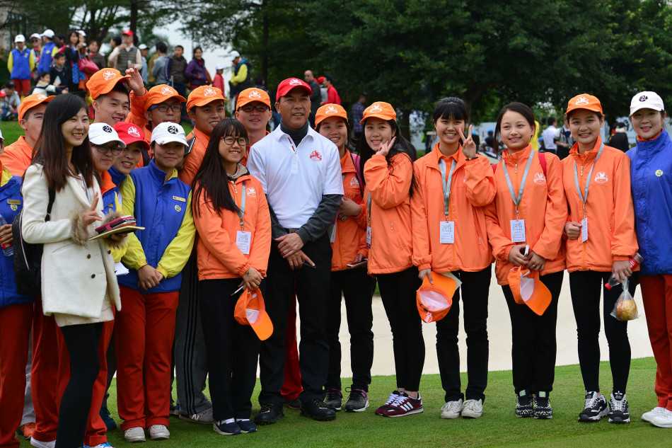 果岭风云:第四届东风日产杯高尔夫对抗赛的温情与激情 中国高尔夫名将张连伟在果岭上沉稳推杆,神情专注坚定,周围观众的目光都凝聚在那颗即将滚入洞杯的小球上。