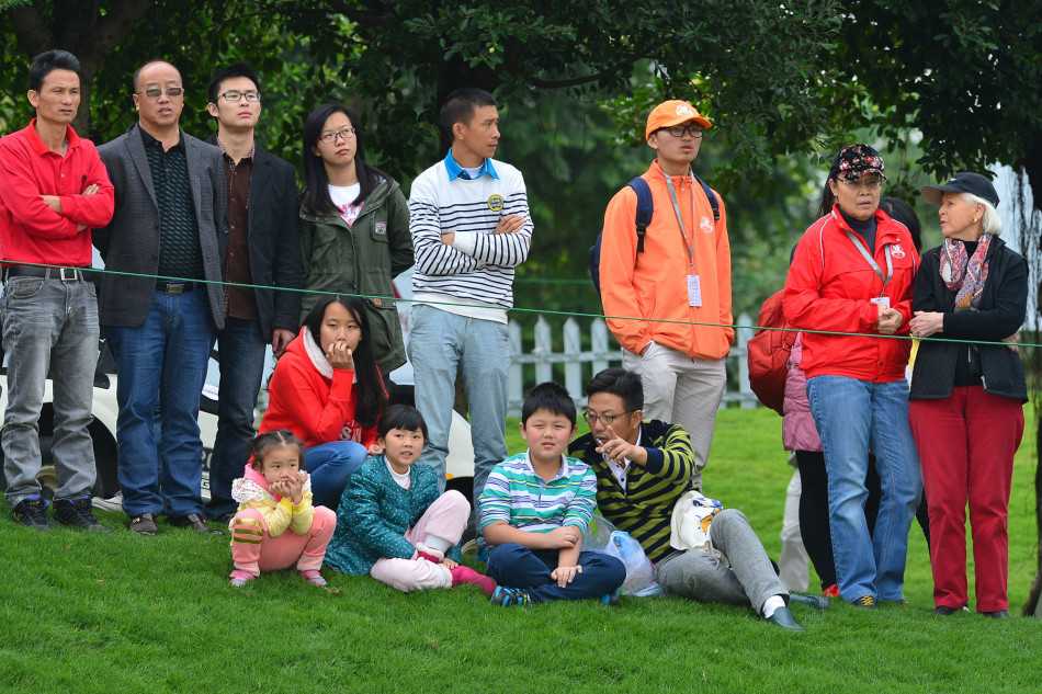 果岭风云:第四届东风日产杯高尔夫对抗赛的温情与激情 绿草如茵的推荐观赛区内,众多观众或坐或立,簇拥在一起,所有人的脸庞都洋溢着对高尔夫运动纯粹的热爱与期待。