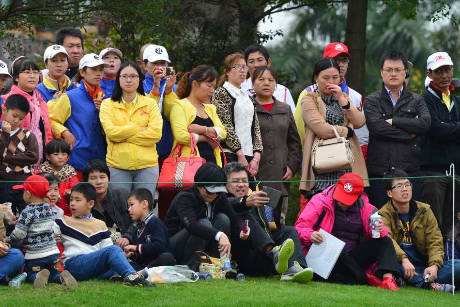 果岭风云:第四届东风日产杯高尔夫对抗赛的温情与激情 赛场边的专业观众区,几位戴着墨镜的酷帅观众正举着望远镜凝神观赛,时尚的着装与专注的神情构成一道独特的风景线。