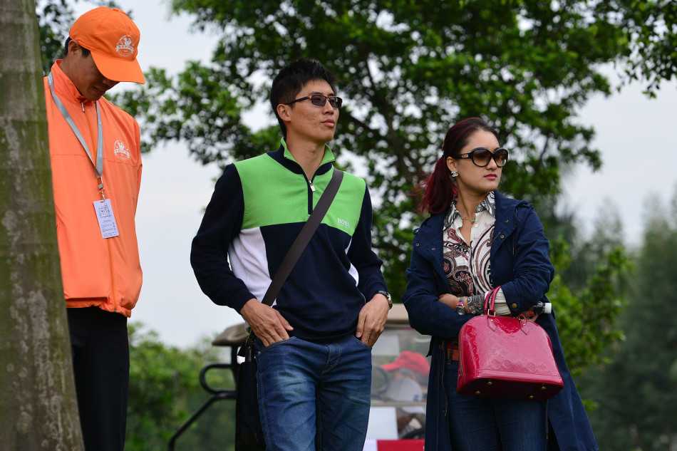 果岭风云:第四届东风日产杯高尔夫对抗赛的温情与激情 高尔夫球手在万众瞩目的8号洞果断挥杆,白色小球在空中划出优美弧线,直指果岭旗杆,冲击一杆进洞大奖的瞬间充满张力。