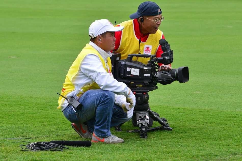 果岭风云:第四届东风日产杯高尔夫对抗赛的温情与激情 赛事直播团队正在场边紧张工作,长长的摄像机镜头如同猎人的眼睛,精准捕捉着赛场每一个激动人心的珍贵画面。