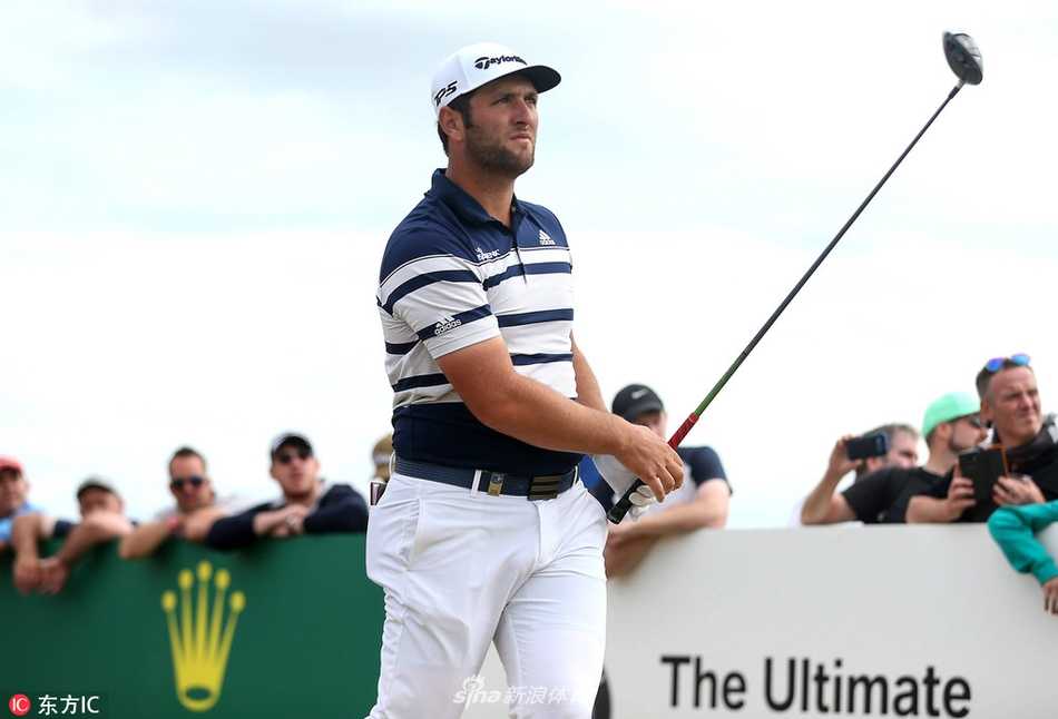 罗里·麦克罗伊在长草中观察球位，眉头紧锁，本届赛事他始终未能找到理想的推杆状态