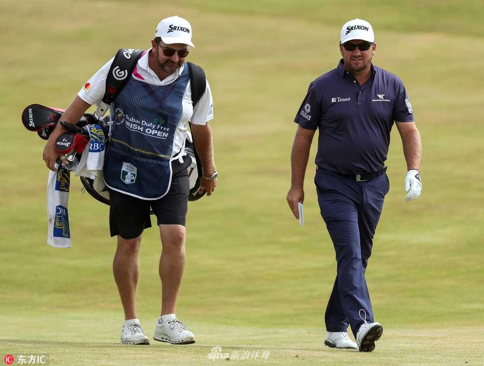 西班牙名将琼·拉姆在球道上大力开球，作为卫冕冠军，他在第三轮发力冲入了前十名